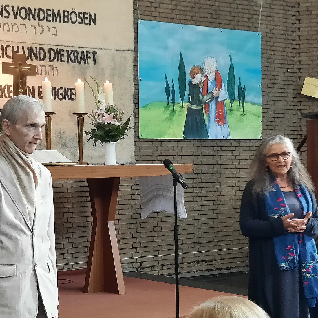 Unser Kantor und die jüdische Kantorin oder Geistliche stehen vor dem Altar.