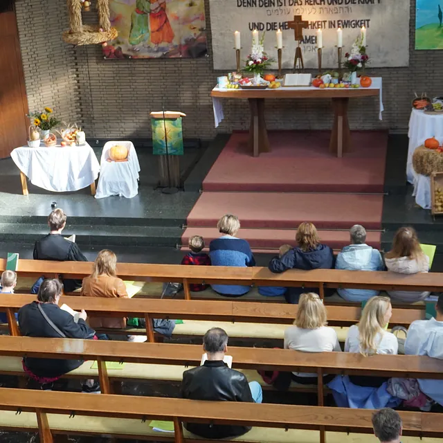 Auf unserem Altar stehen Kürbisse, Nudeln, Äpfel, Schokolade und anderes.
