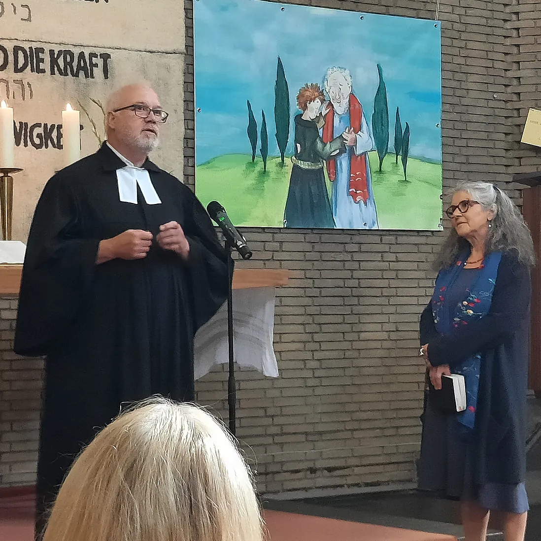 Der Pfarrer und die jüdische Geistliche stehen vor dem Altar.