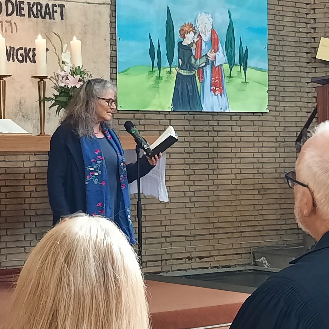 Die jüdische Geistliche steht vor dem Altar.