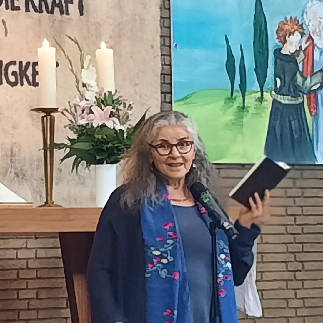 Die jüdische Geistliche spricht vor dem Altar.